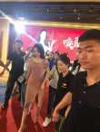 神清氣爽！董璇離婚后首現(xiàn)身 笑容滿面如獲新生