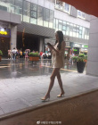 关晓彤拍新剧曝路透 OL范显成熟雨天引路人围观