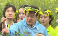 成龍重返黃花基地變采摘能手 黃花訂貨大會認(rèn)購額達(dá)9840萬元