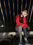 歐陽娜娜鄉(xiāng)間蕩秋千少女感滿滿 扎麻花辮清新甜美