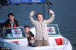 偶像包袱！ 成龍乘游艇亮相后忙梳頭 發(fā)型不可亂