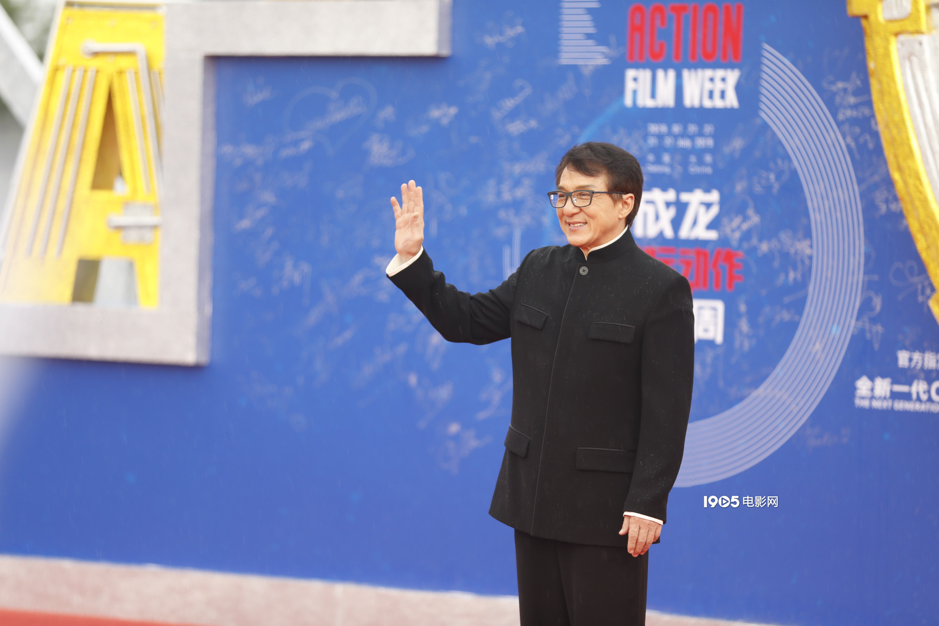 红毯仪式成龙压轴出场一身整齐中山装亲和儒雅