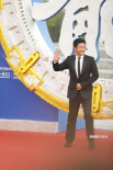 吴京亮相成龙动作电影周红毯 雨中站姿利落笔挺