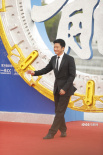 吴京亮相成龙动作电影周红毯 雨中站姿利落笔挺