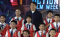 成龙现身电影周闭幕式彩排 化身“幼师”耐心教导小朋友