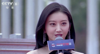 景甜接受紅毯采訪 不懼挑戰(zhàn)期待與成龍再次合作
