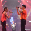 郑秀文香港演唱会安可场 与好友古天乐王嘉尔合照