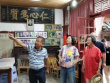 网友偶遇林青霞参观土楼 女神穿老年装素颜很亲民
