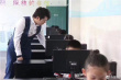 郎朗和妻子給孩子們上鋼琴課 俯身指導(dǎo)親和力十足