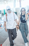 盧靖姍無名指戴婚戒 與韓庚牽手現(xiàn)身機(jī)場并肩燦笑