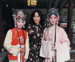 梁朝伟刘嘉玲苏州看昆剧 两人打扮低调夫妻相十足