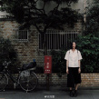 刘雯白衬衫配黑裙子似学生 素面朝天笑容灿烂