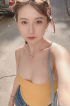 任性！ 熱依扎無懼爭議再秀自拍 深V上衣胸光乍現(xiàn)