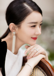 趙麗穎產(chǎn)后首亮相！穿白色絲絨禮服 身材恢復(fù)如初