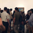 竇靖童看畫(huà)展被偶遇 寬松長(zhǎng)T配花褲顯時(shí)尚文藝范