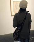 竇靖童看畫(huà)展被偶遇 寬松長(zhǎng)T配花褲顯時(shí)尚文藝范
