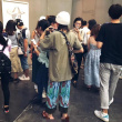 竇靖童看畫(huà)展被偶遇 寬松長(zhǎng)T配花褲顯時(shí)尚文藝范