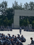 曝易烊千璽中戲軍訓路透照 12天后會黑幾個色號？