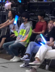 王俊凱現(xiàn)身五月天演唱會(huì) 臺(tái)下舉熒光棒認(rèn)真應(yīng)援