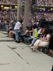 王俊凱現(xiàn)身五月天演唱會 臺下舉熒光棒認(rèn)真應(yīng)援