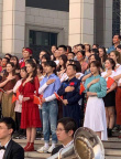 关晓彤易烊千玺杨紫同框 “排排站”路透十足养眼