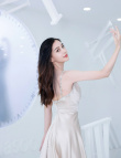 Angelababy出席活动红唇雪肌 丝缎礼服秀好身材