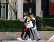 任達(dá)華遇刺后近照曝光 手綁繃帶現(xiàn)身街頭煙不離手