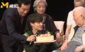 表演艺术家于洋九十华诞 “孙子”张艺兴单腿点地送生日蛋糕