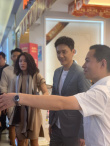 馮紹峰現身家具城活動 微笑營業(yè)眼袋明顯略顯疲憊
