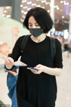 王菲走機(jī)場(chǎng)風(fēng)一般的女子 左手無(wú)名指戴戒指引猜測(cè)