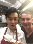酷似“美队”原老板晒与黄晓明合照 直言想念众人