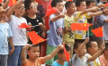 《我和我的祖国》首场电影发布 重庆小朋友解放碑前挥舞国旗