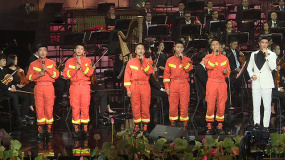 杜江与消防战士同台献唱《向火而行》 遗憾没穿消防服