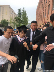 肖战宋祖儿校园拍摄MV 穿学士服谈吉他CP感十足