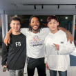 自己追星還不夠！白敬亭帶發(fā)小追星見羅斯曬合照