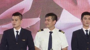 《中国机长》万米高空首映  众主创向英雄楷模致敬