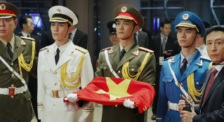 《我和我的祖國》之《回歸》：0分0秒冉冉升起的五星紅旗