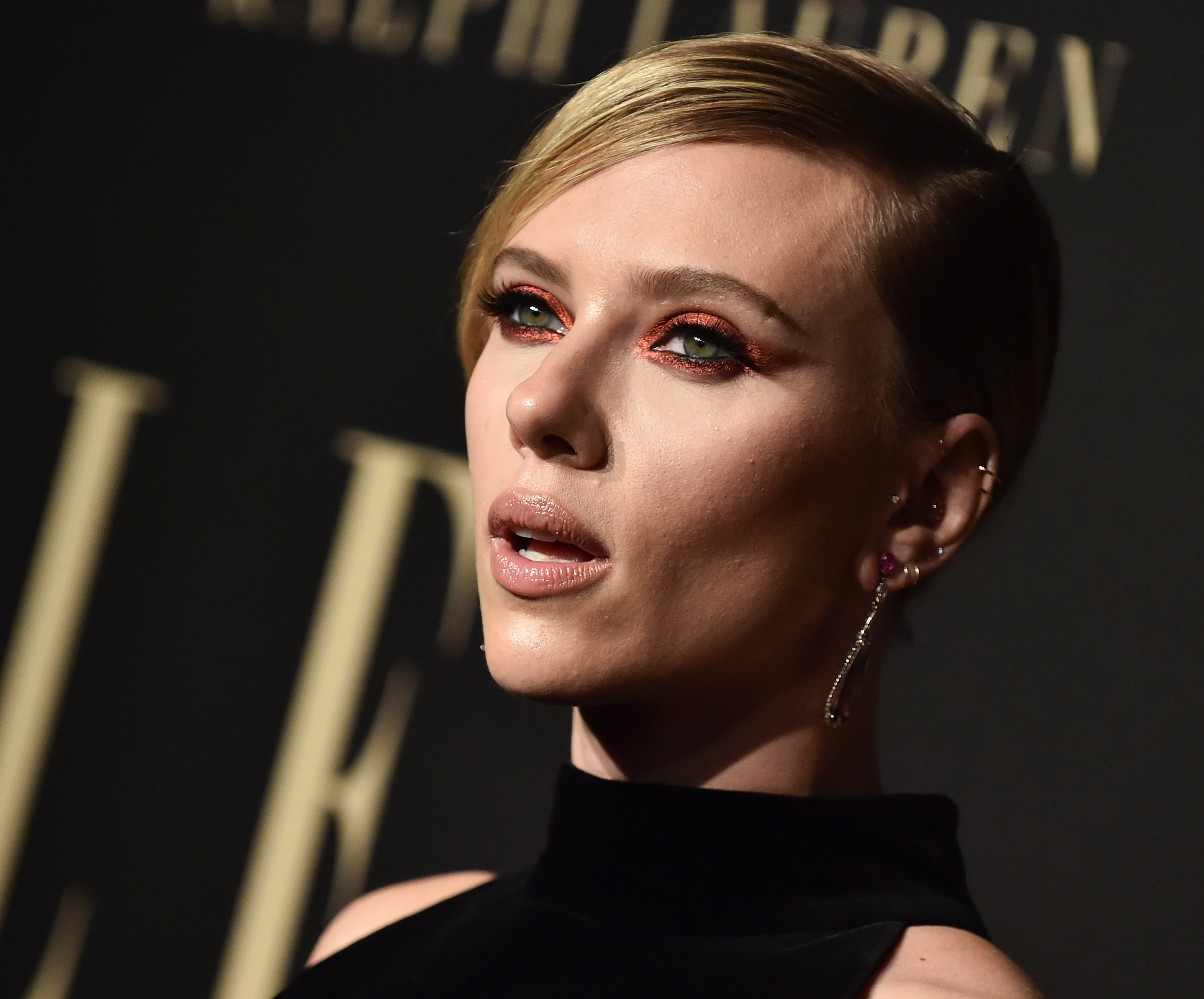 斯嘉丽·约翰逊红色眼妆出席活动