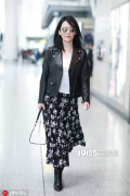 48歲俞飛鴻現身機場 皮衣配花裙氣質優雅迷人