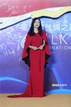姚晨亮相丝绸之路电影节红毯 红裙红唇闪耀夺目
