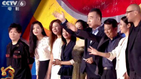 《我和我的祖国》豪华阵容齐聚 陈凯歌导演热情向观众挥手