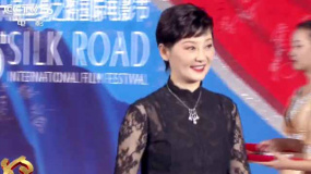 徐帆亮相丝绸之路电影节红毯 举手投足尽显优雅