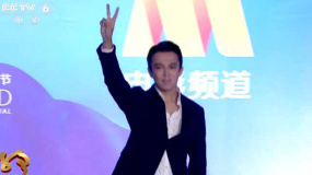迪玛希亮相丝绸之路电影节 比心飞吻引发粉丝尖叫