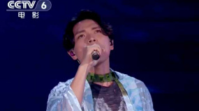 杨宗纬颁奖礼献唱 歌曲《星》温柔动人