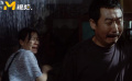 《万家灯火》倾盆大雨中，他为何站在屋外避雨？