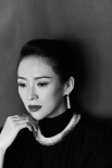 章子怡一袭黑纱长裙优雅十足 孕肚明显气场全开