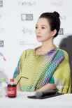 章子怡挺孕肚亮相东京电影节记者会 不惧尖锐提问