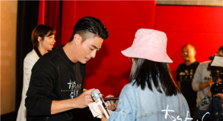 霍建華現(xiàn)身《大約在冬季》路演 單身粉絲索擁抱