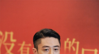 霍建華現(xiàn)身《大約在冬季》活動 造型簡約清爽