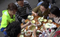 逛街小分隊(duì)又雙叒叕開吃啦！許魏洲為美女們盛飯超紳士